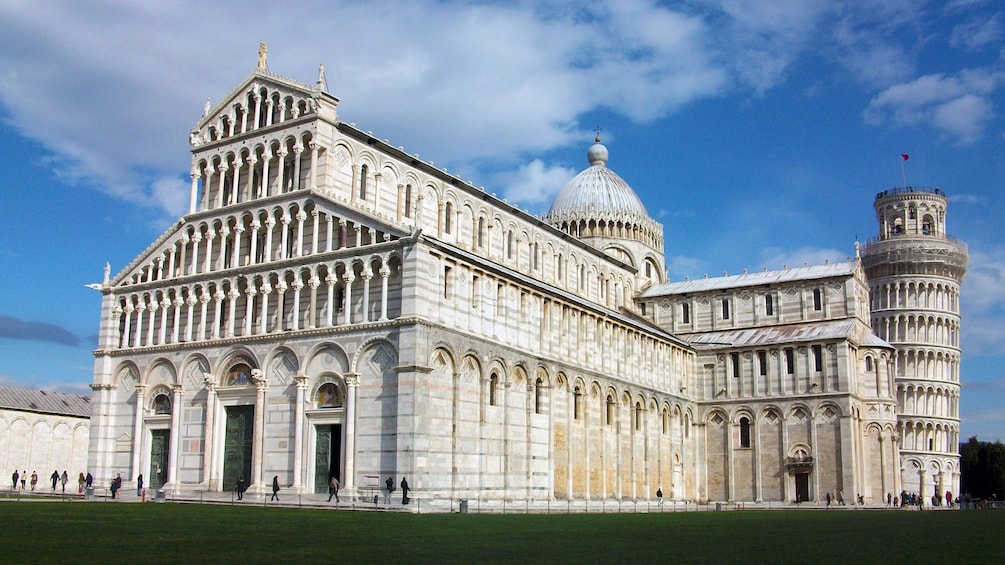 Apri foto 4 di 6. Exterior view of buildings at Pisa in Italy