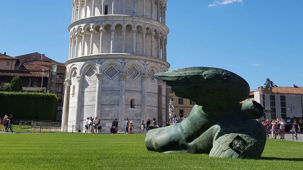 Apri foto 5 di 6. Leaning tower of Pisa and statue