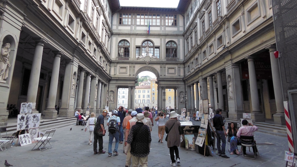 แสดงภาพที่ 3 จาก 8 Interior area at Uffizi Gallery Guided Tour in Florence Italy