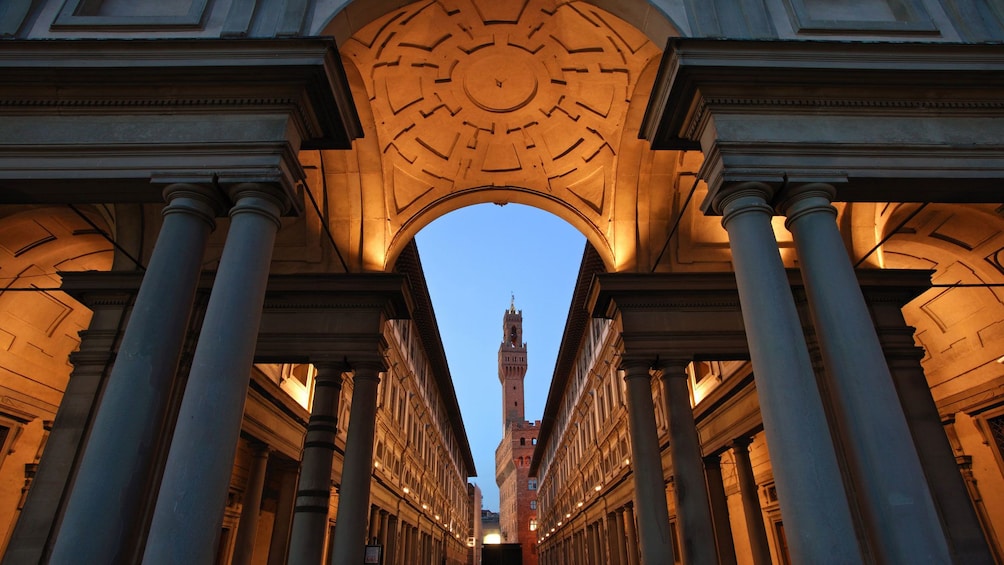 แสดงภาพที่ 4 จาก 10 Ornate architecture on Uffizi Gallery tour in Florence Italy