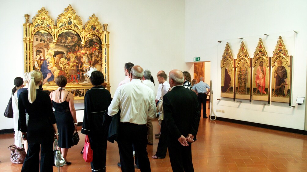 Group viewing paintings on Vasari Corridor and Uffizi Gallery Tour in Florence Italy
