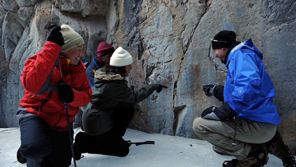 Guide describing rock formations to his guests within Grotto Canyon