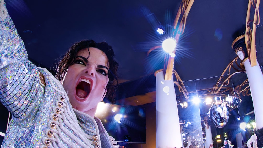 Apri foto 4 di 7. Wax figure of Michael Jackson in sequined jacket