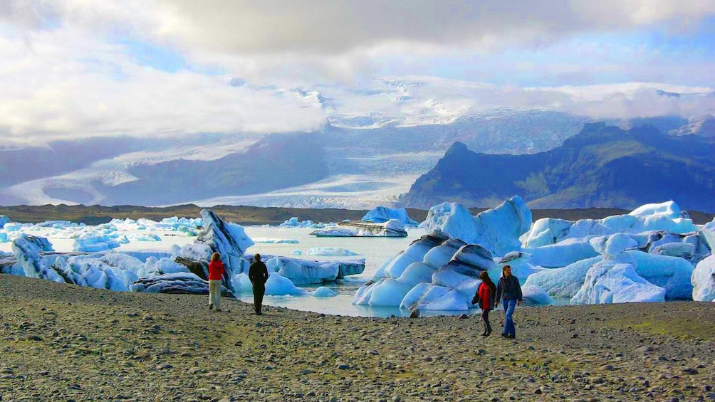 Tourists on the coast of Reykjavik and glaciers