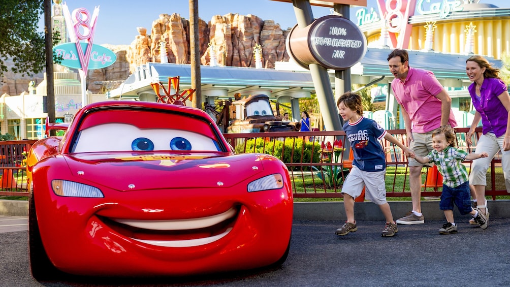 Åpne bilde 4 av 9. Lightning McQueen and a family in Radiator Springs, Disneyland