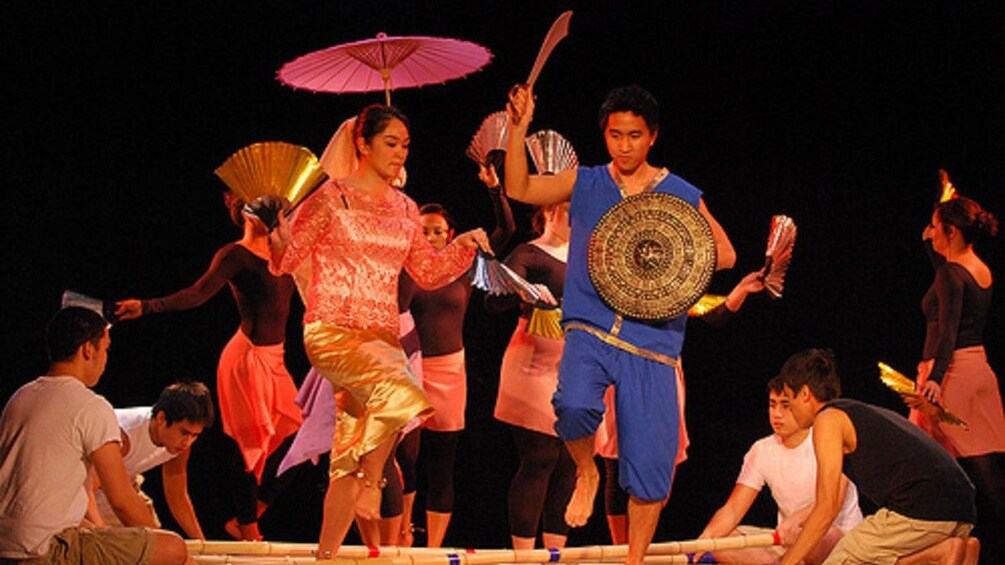 Pertunjukan Tari Budaya Filipina Makan Malam