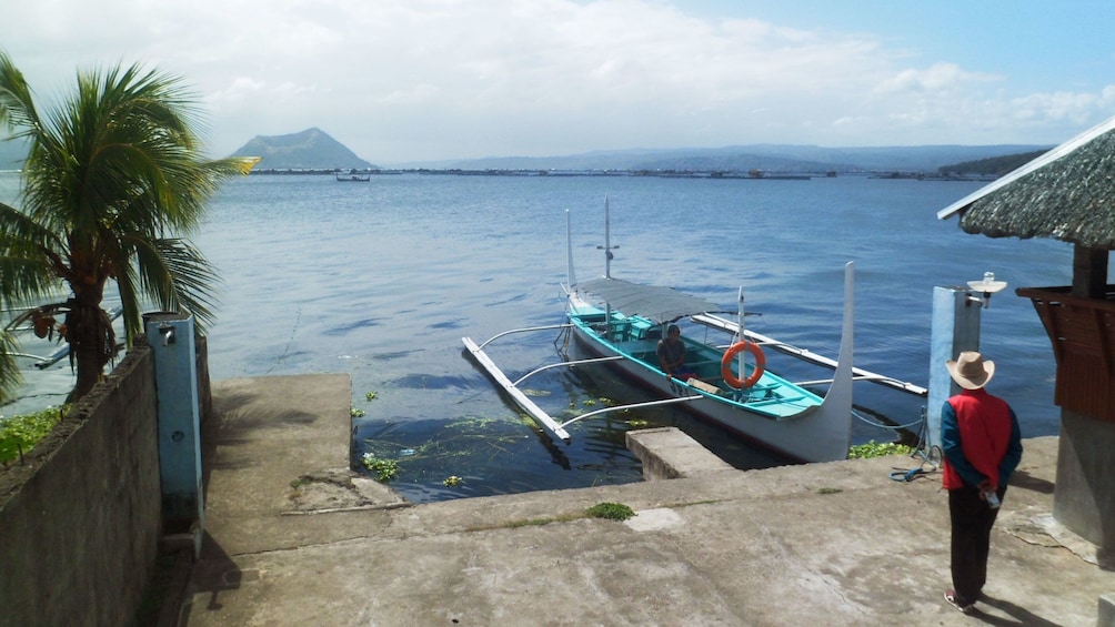 Outrigger canoe docked along the lakeshore in Manila