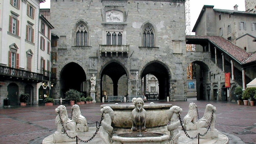 Apri foto 3 di 7. fountain near milan