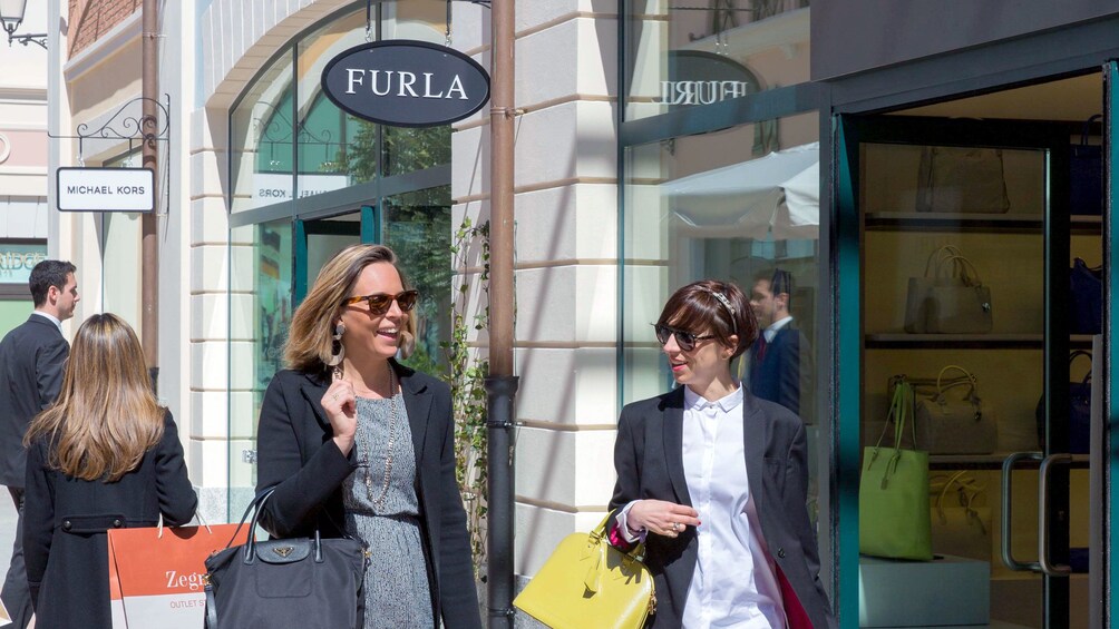 Foto 3 von 6 laden Women shopping at FoxTown near Milan