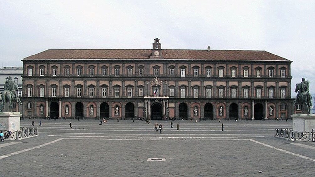 Charger l’élément 2 sur 5. The Royal Palace of Naples