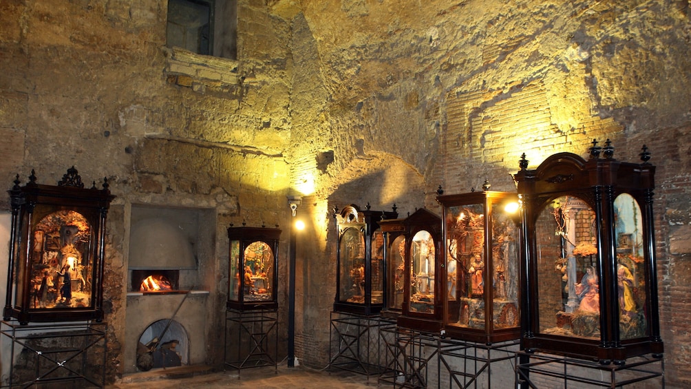 Apri foto 4 di 5. Artifacts in glass cabinets in the roman tunnels under naples