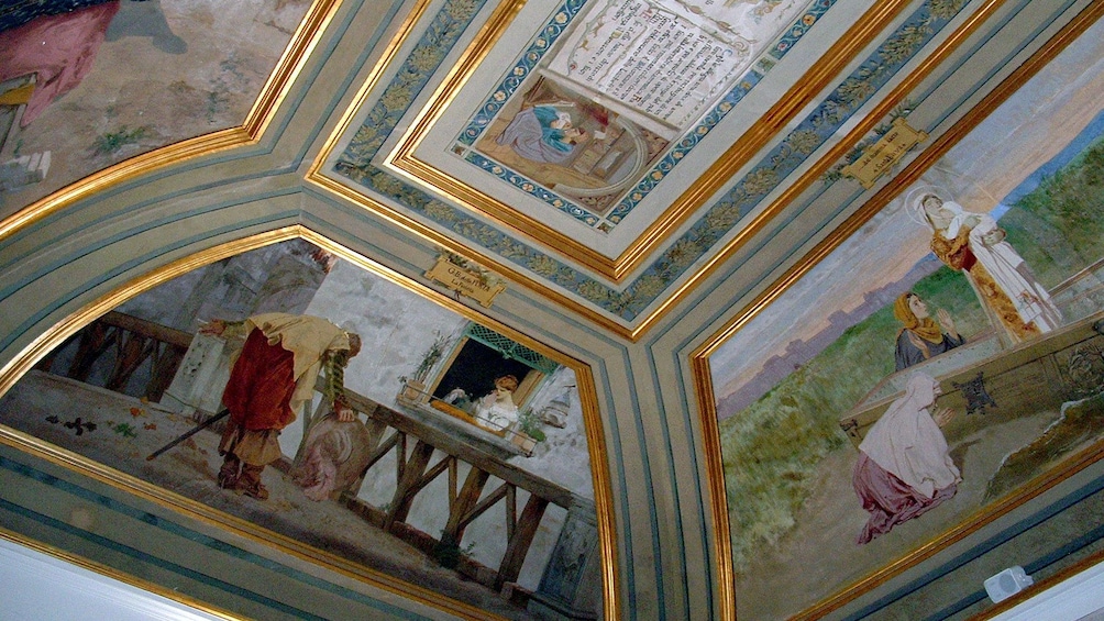 Foto 3 van 10. A painted ceiling at the Archaeological museum in Naples