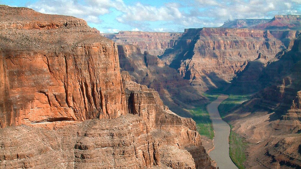 4 枚目の写真 (4 枚中) を開く。 Aerial view of the Colorado River flowing through the Grand Canyon