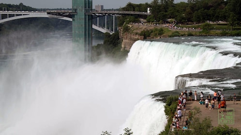 Yön yli kestävä kiertomatka New York Citystä Niagaran putouksille ja ostoks...