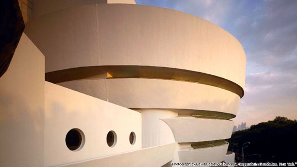 Carregar foto 1 de 11. The Guggenheim Museum in New York