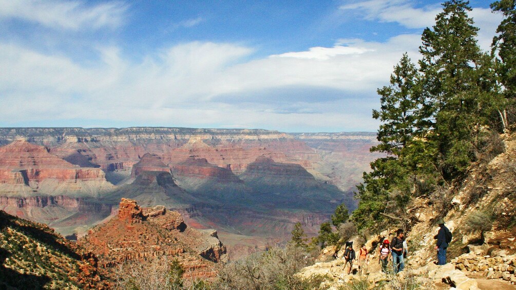 Foto 5 van 7. Wide angle view of the Grand Canyon with a group hiking up the canyon in Las Vegas