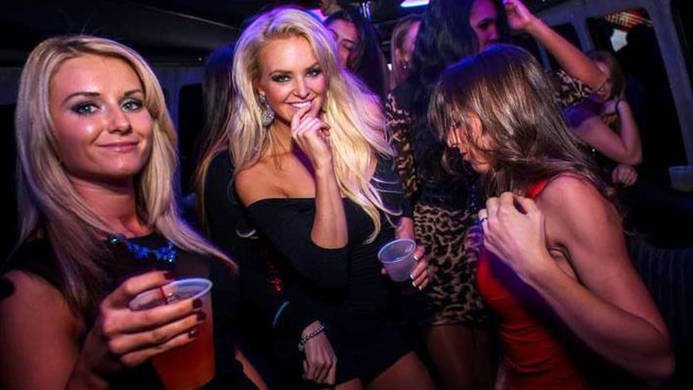 Group of girls dancing in the club on the Vegas Rockstar Club Crawl in Las Vegas 