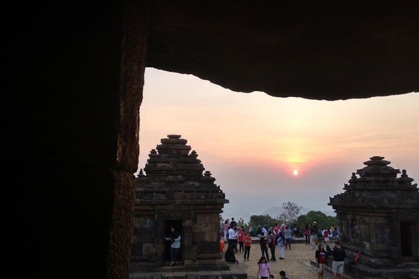 Enjoy a beautiful sunset from the height of Ijo Temple to complete the tour.