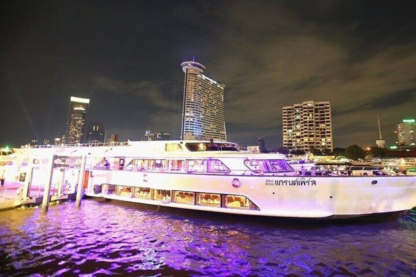 Luxury Dinning on Grand Pearl Cruise along Chao Phraya River 