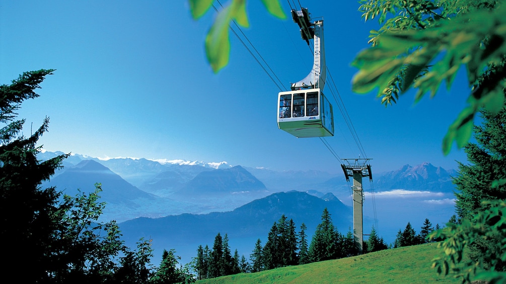 Foto 5 von 9 laden Trolley view in Switzerland