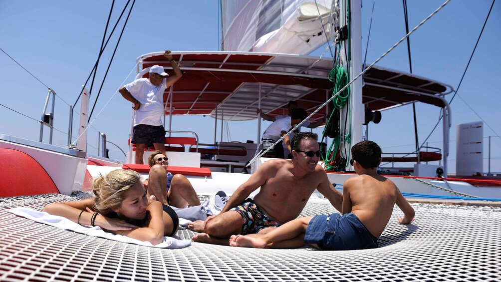 Charger l’élément 2 sur 8. Family enjoying their time aboard a cruise boat in Santorini