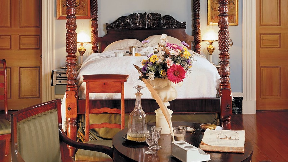 Cargar ítem 5 de 8. four post bed in bedroom inside mansion in New Orleans