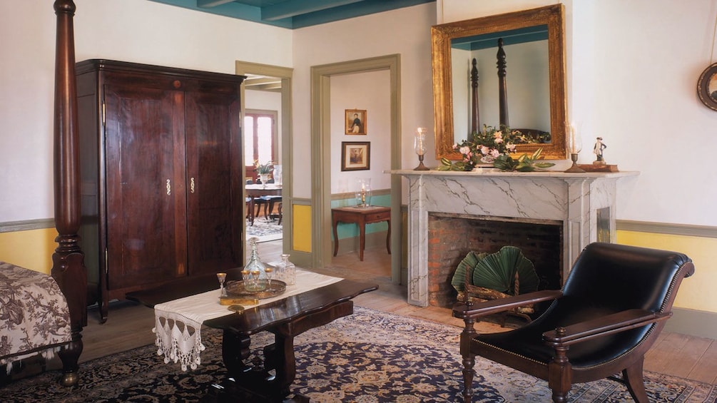 Cargar ítem 4 de 8. living room of mansion on Laura plantation in New Orleans