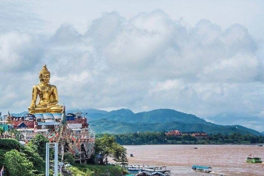 Chiang Mai-Laos PDR: White temple-Bann dam-Golden Triangle-Long Neck