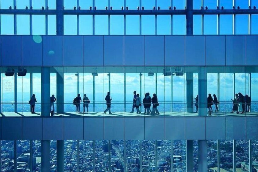 Be taken aback by the beauty of Osaka seen from the 60th floor, featuring a panoramic glass-enclosed deck
