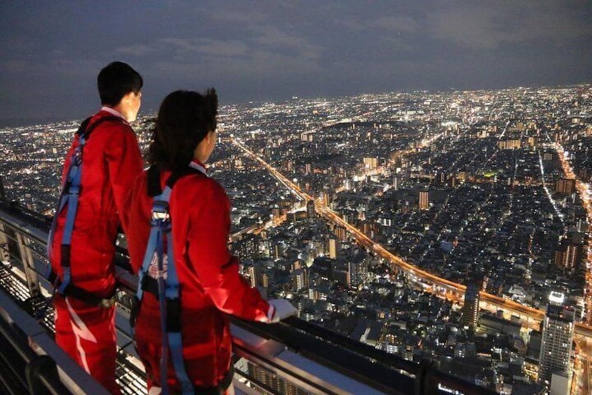 View breath-taking scenery of Osaka city from sky high at Abeno Harukas
