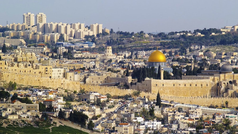 Foto 2 von 6 laden The dome of the rock contrasted against the Jerusalem city skyline