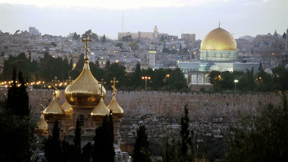Foto 4 von 6 laden View of Jerusalem and the temple of the Dome of the Rock in the distance