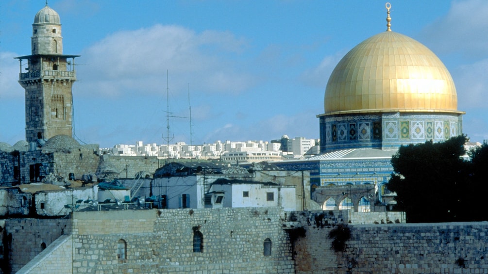 Foto 4 von 6 laden The dome of the rock with a minaret off in the distance in Jerusalem
