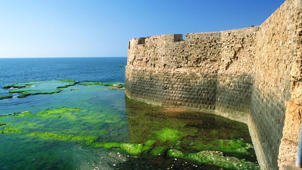 Charger l’élément 4 sur 5. Walls of an ancient city on the water in Israel