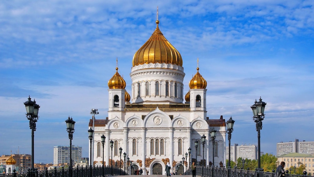 Charger l’élément 1 sur 5. Gold domed cathedral in Moscow