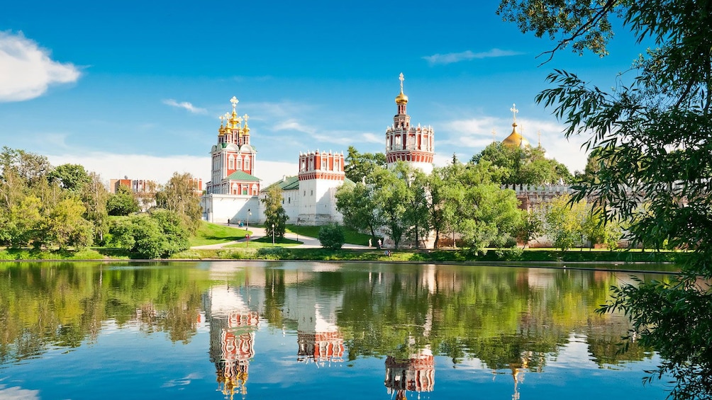 Charger l’élément 1 sur 5. Novodevichy Convent on a sunny afternoon