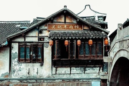 Private Shanghai Layover Tour to Xinchang Ancient Town with Lunch