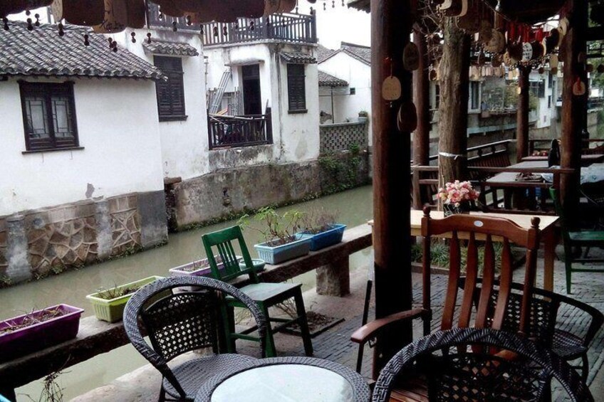 Private Shanghai Layover Tour to Xinchang Ancient Town with Lunch