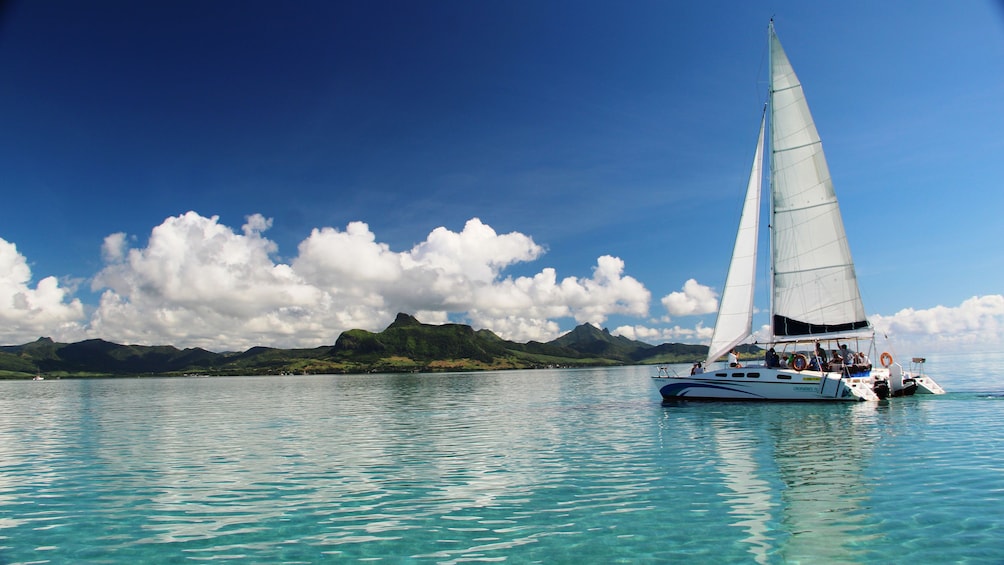 catamaran nearing land at Ile aux Cerfs