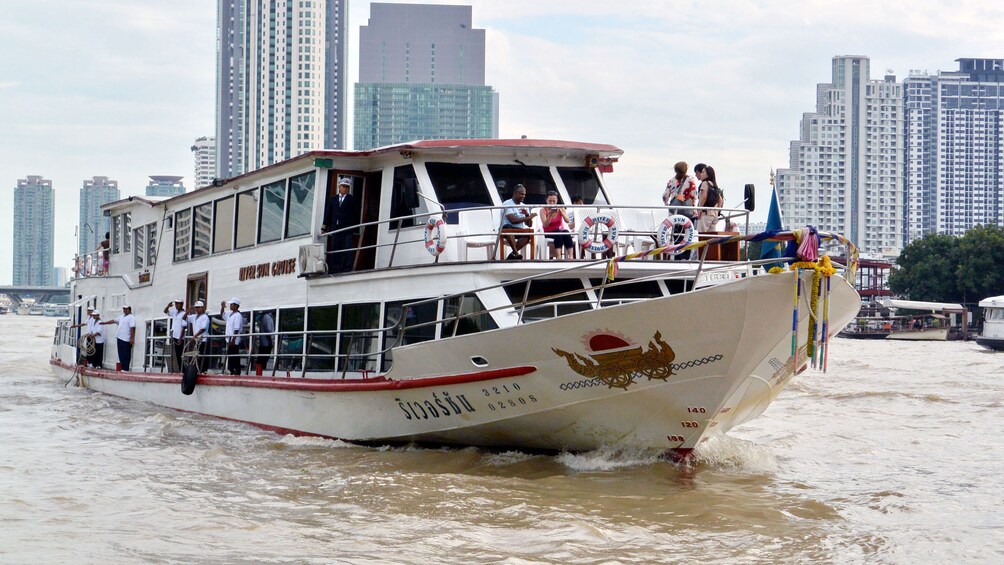 แสดงภาพที่ 5 จาก 11 A boat sailing down a river in bangkok