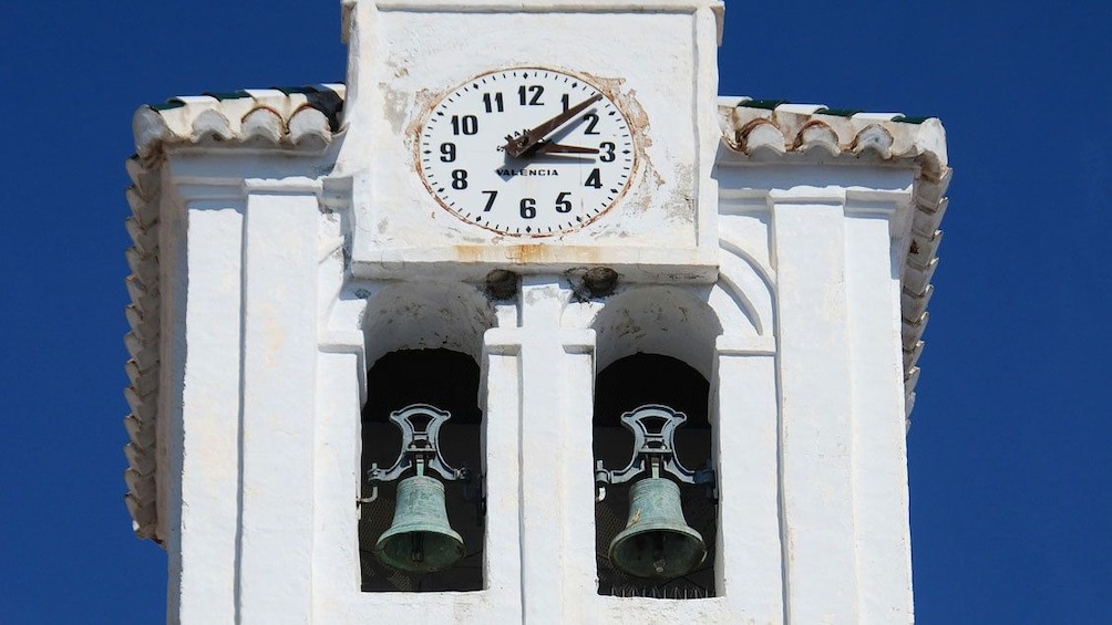 Charger l’élément 5 sur 7. white clock and bell tower in Frigiliana
