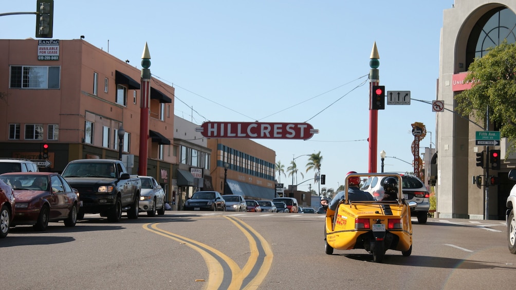 Carregar foto 5 de 5. Back of gocar at a red light in San Diego