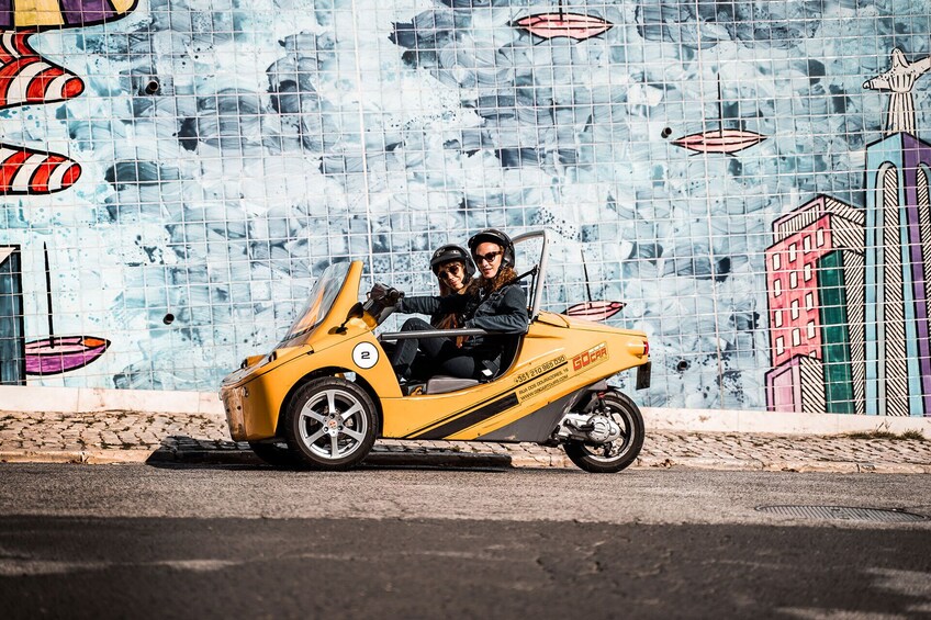 GoCar Talking Cars: 1h Tour Bairro Alto & Chiado