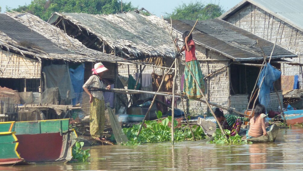 Close view of Khleang Floating Village in Siem Reap 
