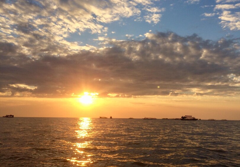 Tonlé Sap Lake Tour with Sunset Dinner Cruise