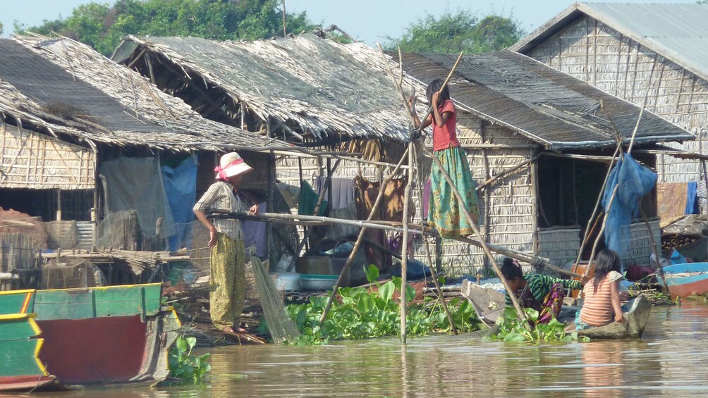 Villagers at Tonle Sap Lake in Sieam Reap 