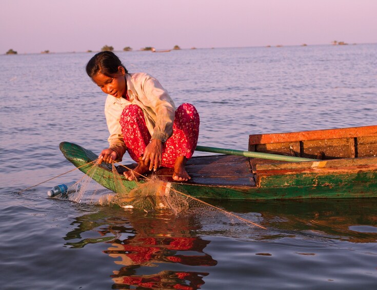 Apri foto 2 di 9. Tonlé Sap Lake Tour with Sunset Dinner Cruise