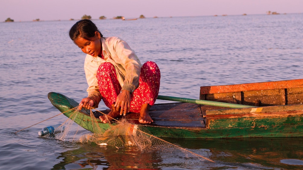 Woman fishing on Tonlé Sap