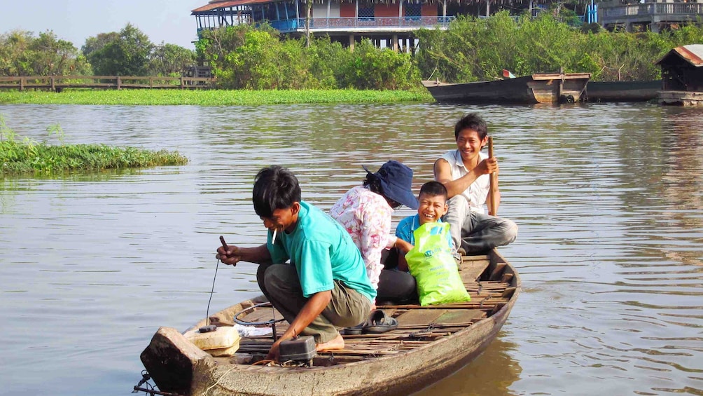 Kids on a boat on the Tonlé Sap Lake in Tonlé Sap
