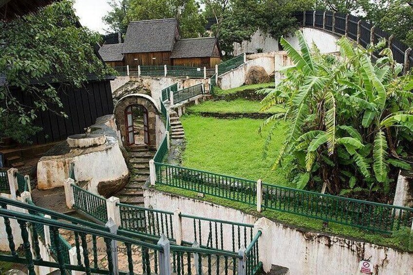 Day trip to two palaces - a tale of mountain-top kings and a murdering queen!